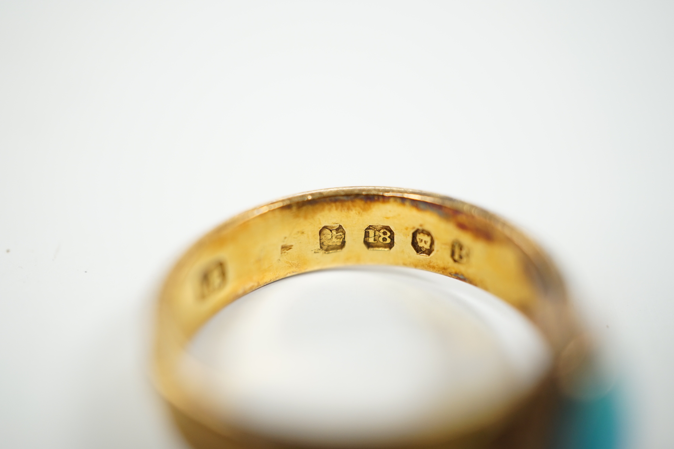 An 18ct gold and singe stone cabochon turquoise set ring, size K/L, gross weight 3.4 grams.